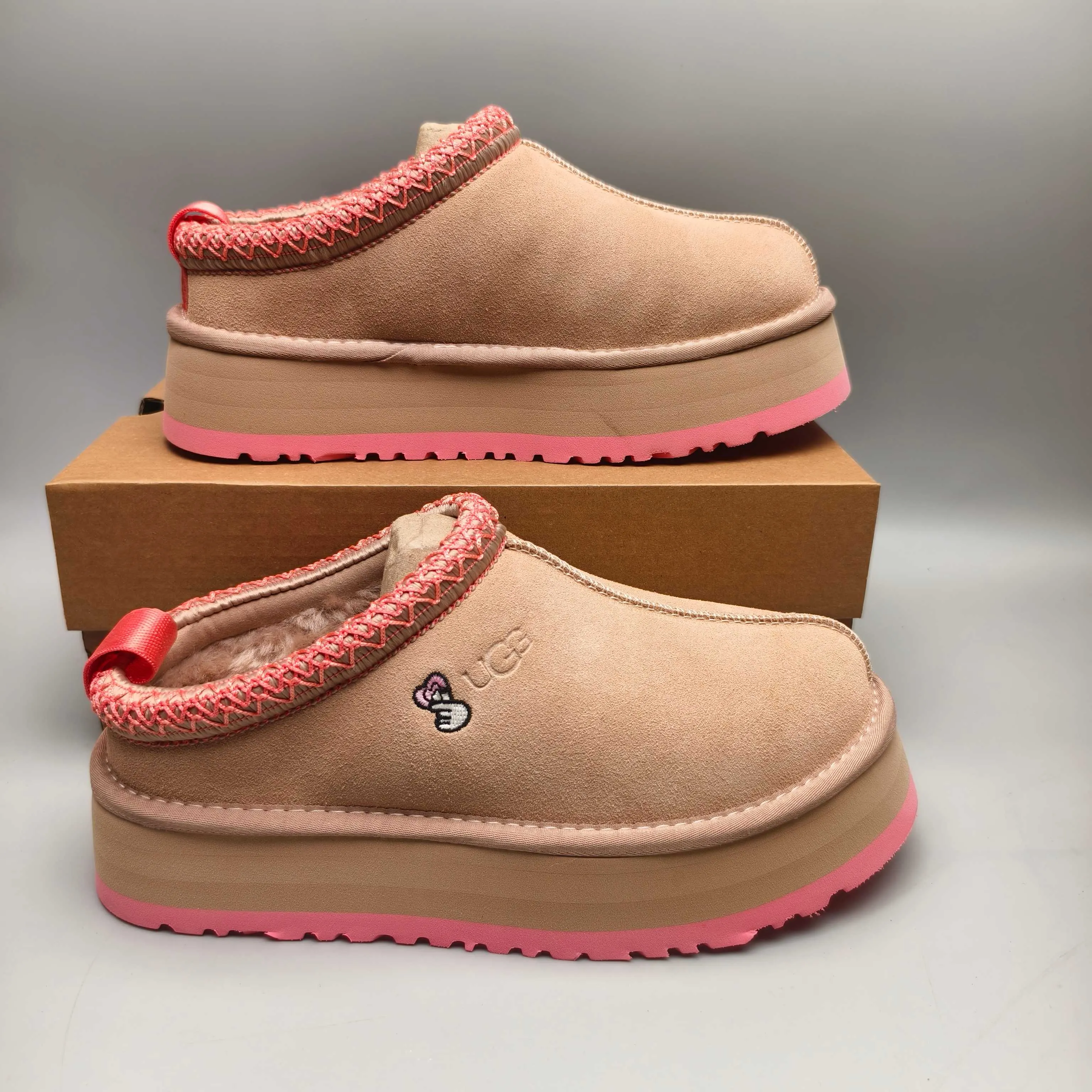 💰480 UGG sheepskin all-in-one snow boots 2130 co-branded trendy thick-soled slip-on women's snow boots🐾~ 🍭 A co-branded trendy item launched with well-known designer brands Feng Chen Wang and TELFAR. Zhou Dongyu & Wang Jiaer’s same style Fang Kete boots. The slip-on design makes it easy to put on and take off, and can be used indoors or outdoors. The exotic hemming design is eye-catching, and it is definitely worth buying~ 🍭Material: cowhide➕sheep fur Outsole: rubber (Light Wing Technology) 🍭Color: rose pink 🍭Number of yards: 35-41